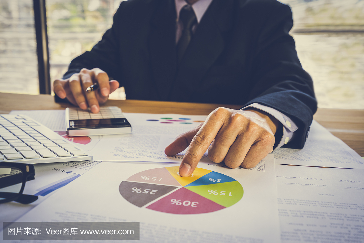 商人或會(huì)計(jì)工作計(jì)算器計(jì)算業(yè)務(wù)數(shù)據(jù)的概念。會(huì)計(jì)、投資顧問咨詢財(cái)務(wù)報(bào)告的情況,并在辦公室策劃營銷計(jì)劃。