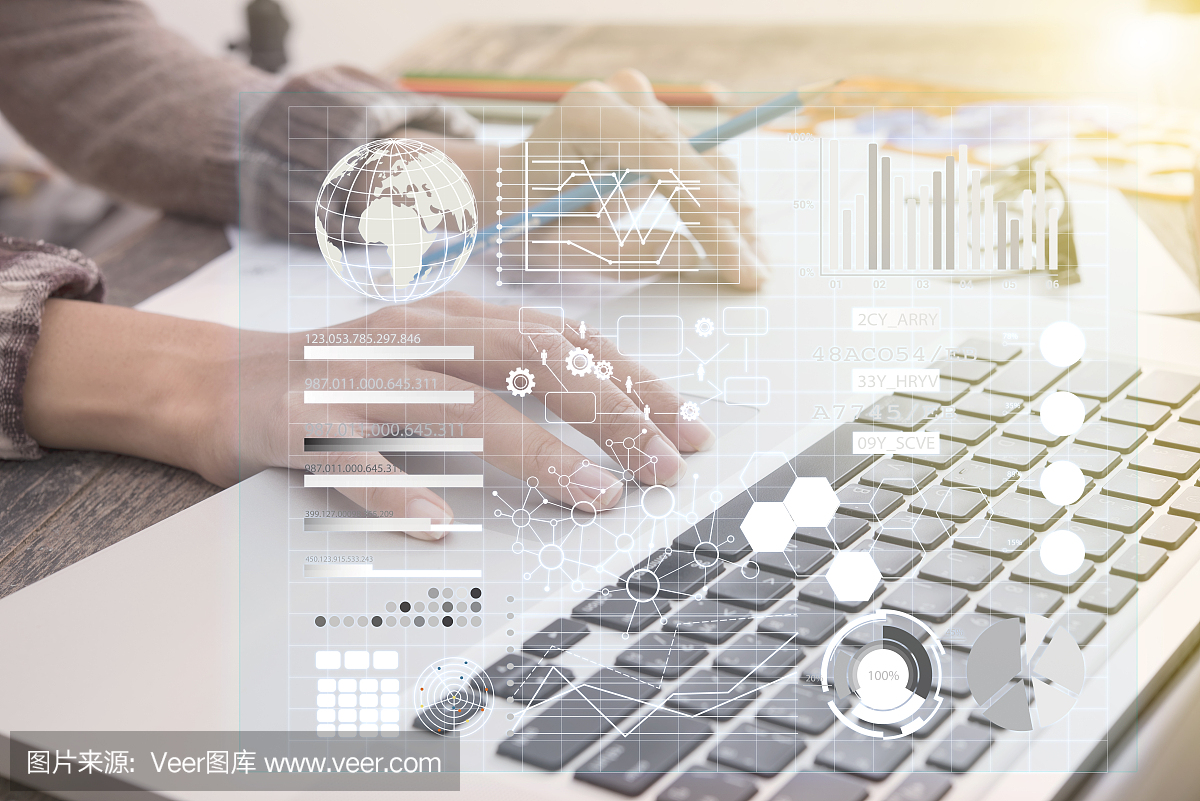 在辦公室電腦上做商業(yè)投資報(bào)表的商人。